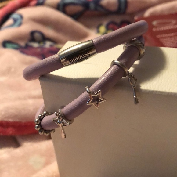 Endless by JLo - A Double Wrap Leather Bracelet in Lilac & Five SS925 Charms. - Picture 2 of 11